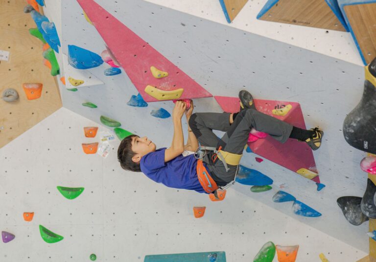NIÑO ESCALANDO