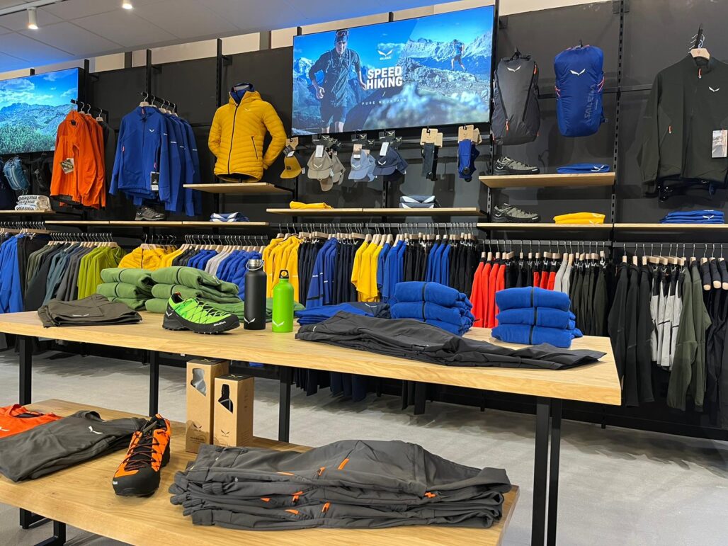 Tienda Mountain Shop Vèrtic con ropa y material técnico de montaña, escalada y senderismo.