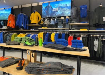 Tienda Mountain Shop Vèrtic con ropa y material técnico de montaña, escalada y senderismo.