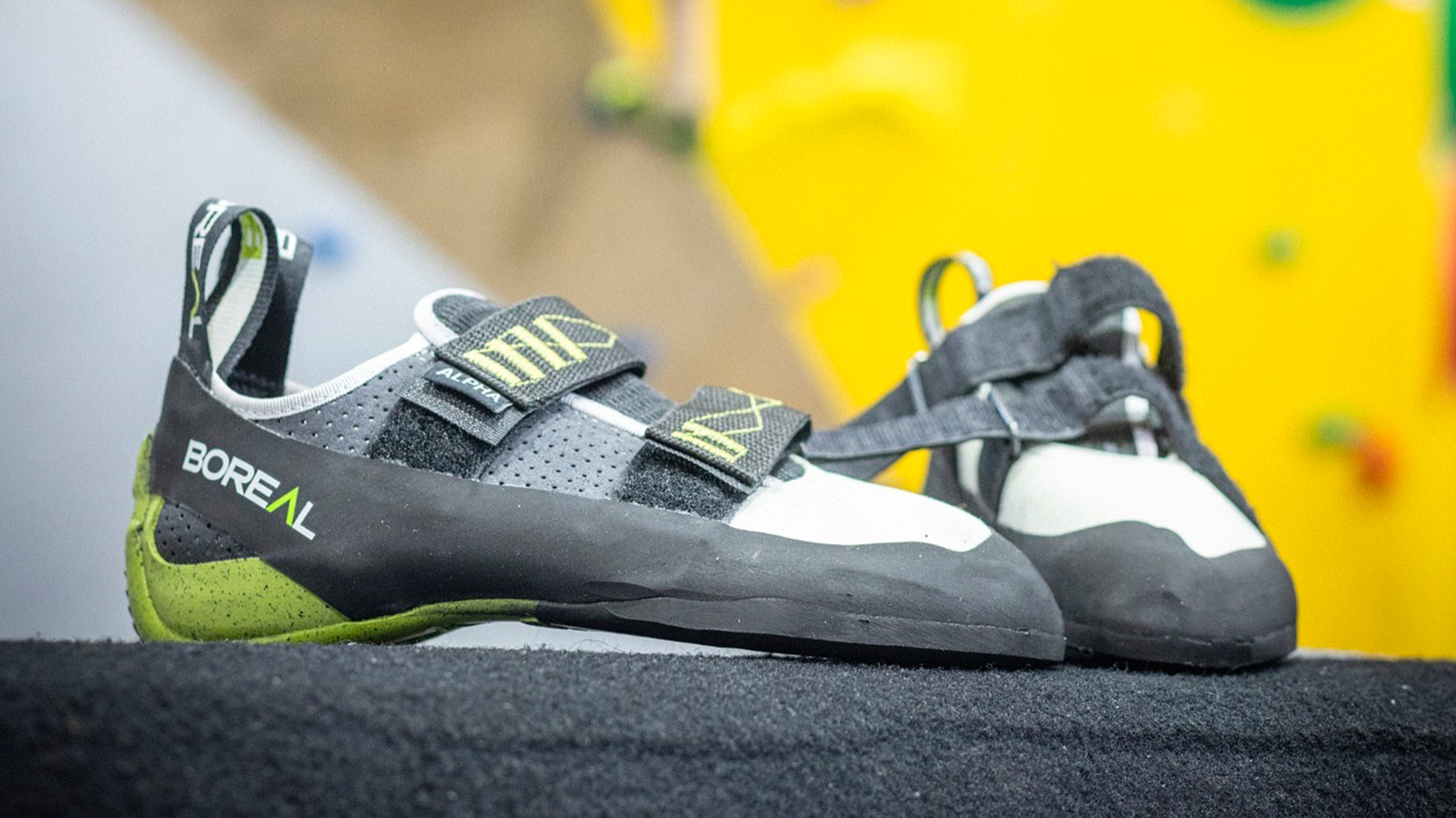 Pies de gato Boreal Alpha sobre superficie de escalada interior.