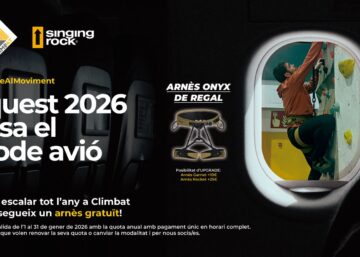 Escalador en un rocòdrom Climbat amb promoció de quota anual 2026 i arnès d’escalada Onyx de regal