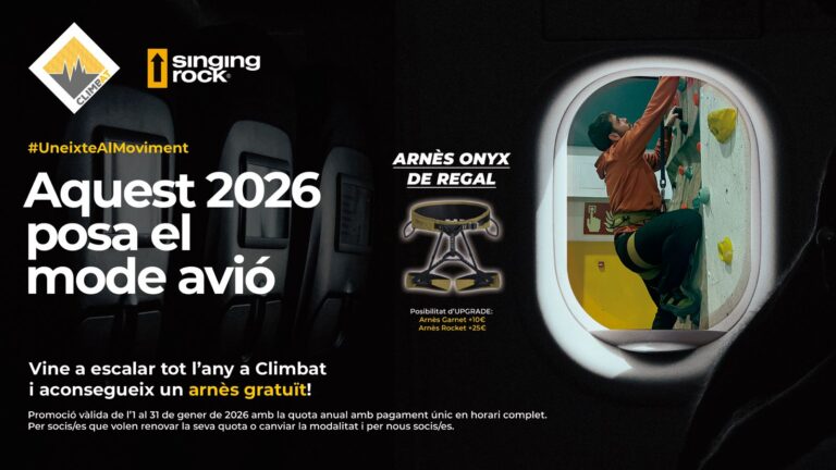 Escalador en un rocòdrom Climbat amb promoció de quota anual 2026 i arnès d’escalada Onyx de regal