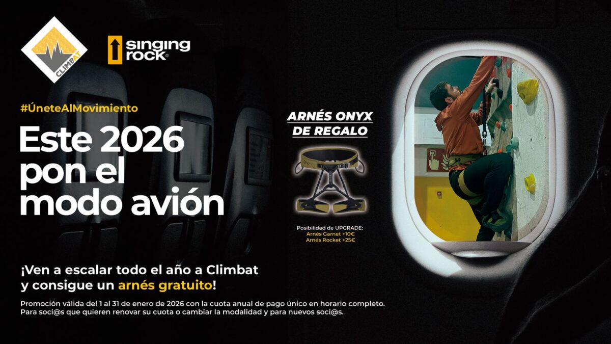 Escalador en un rocódromo Climbat con promoción de cuota anual 2026 y arnés de escalada Singing Rock de regalo