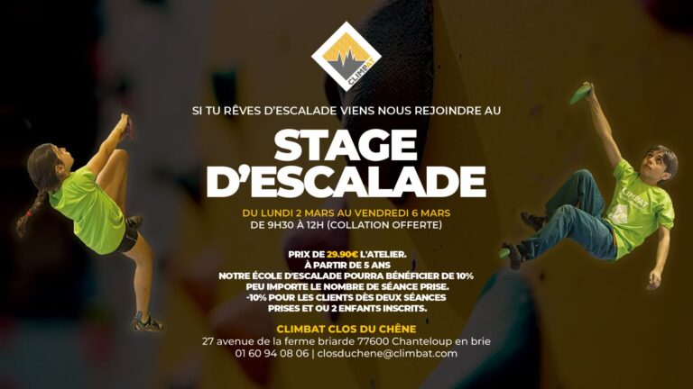 Stage d’escalade pour enfants chez Climbat, avec deux jeunes grimpeurs en salle de bloc