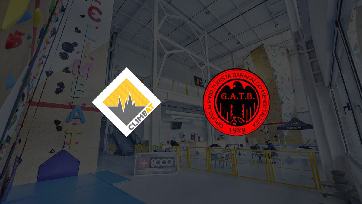 Interior del rocódromo Climbat con el logotipo del GATB Barakaldo Mendi Taldea y muros de escalada deportiva.