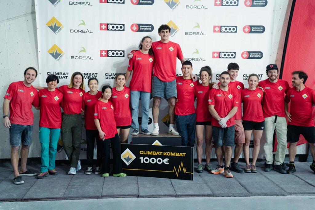 Participantes del Climbat Kombat junto a los ganadores en el podio tras la competición de escalada