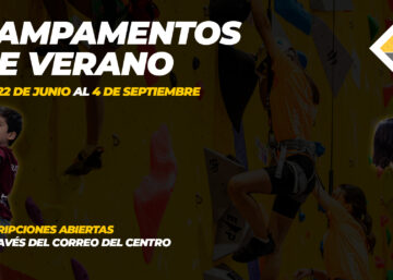 Niños escalando en rocódromo durante campamentos de verano Climbat