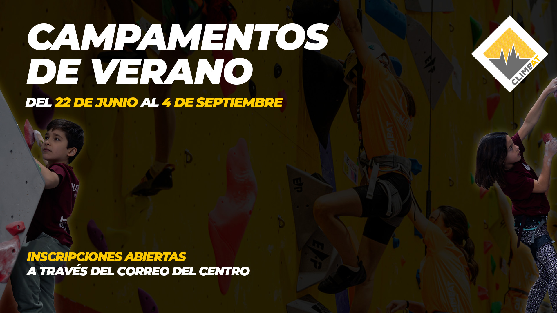 Niños escalando en rocódromo durante campamentos de verano Climbat